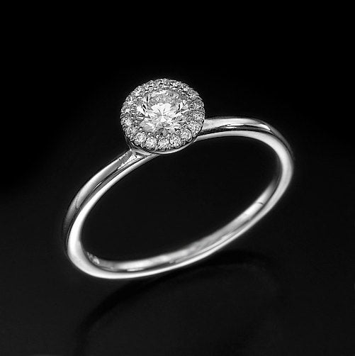 Round diamond halo gold ring