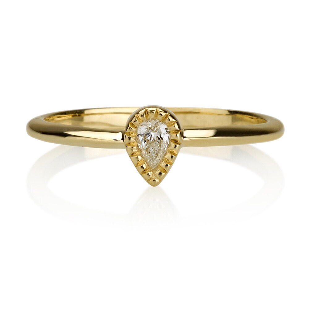 Pear shape diamond fashion ring