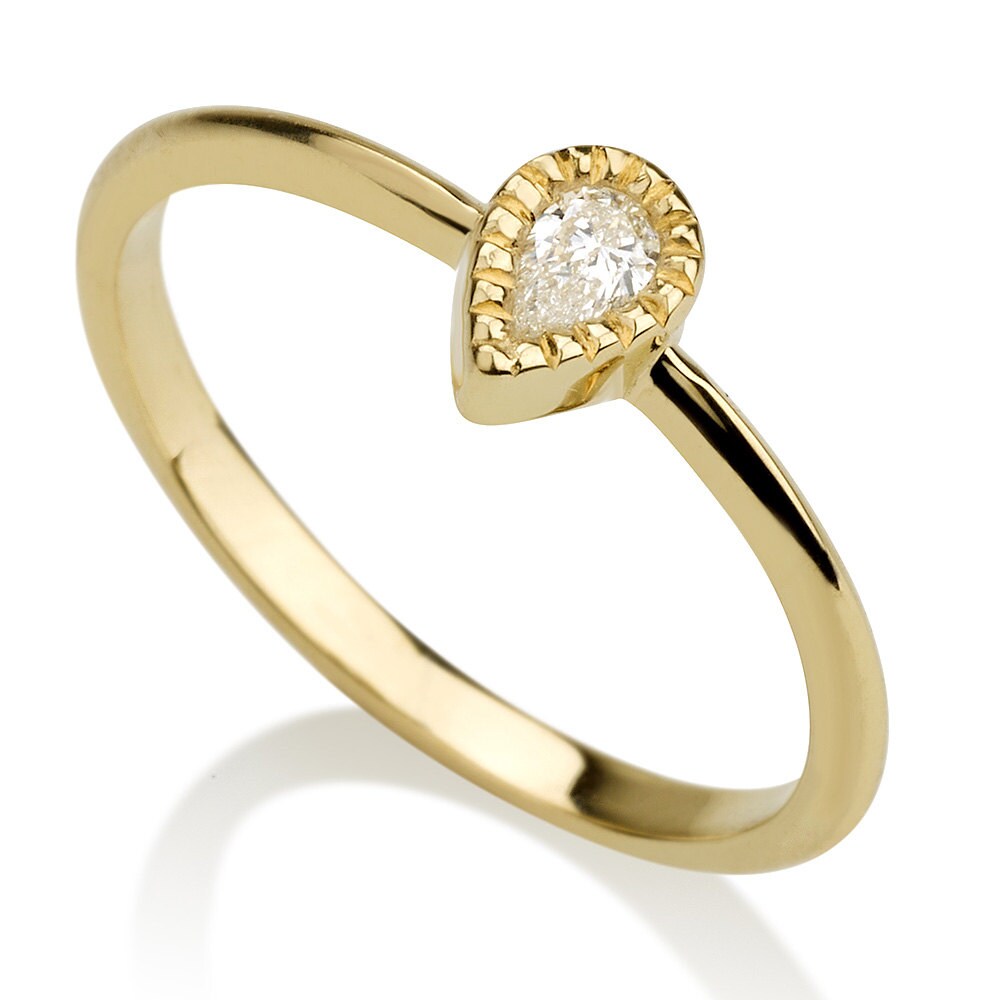 Pear shape diamond ring